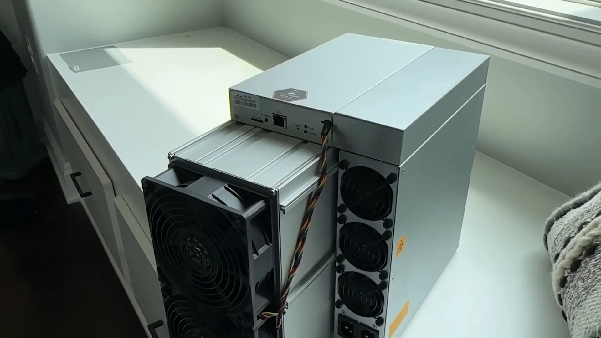 Cadena KA3 mining rig